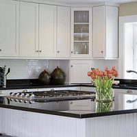 Imagen de encimera de cocina instalada por casdel stone, suministradores e instaladores de piedra natural.