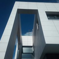 Imagen de fachada ventilada. Suministro e instalación de Casdel Stone, piedra natural